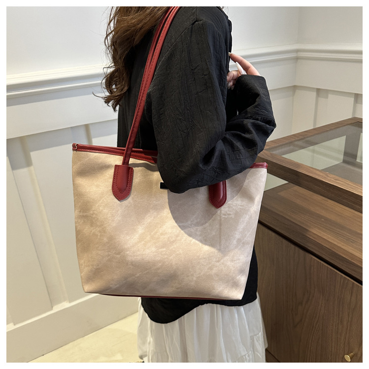 Wholesale of new large-capacity, simple and fashionable casual commuter single-shoulder bags and women's underarm bags for the summer of 2024 in foreign trade undefined