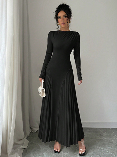 New style long sleeve knit long dress with pleats, elegant, slimming, versatile, fashionable, and temperament.