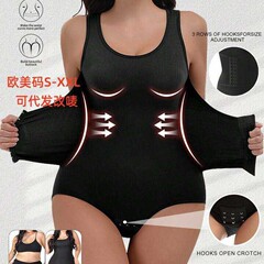 ボディスーツの女性の美体は腰を収めてお尻を上げます。