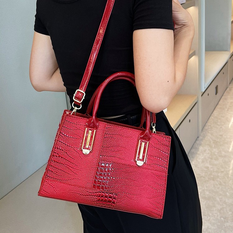 2023 nuevo bolso de platino con patrón de cocodrilo retro, bolso de costura de moda femenina, bolso de mensajero de hombro de viajero de todo fósforo