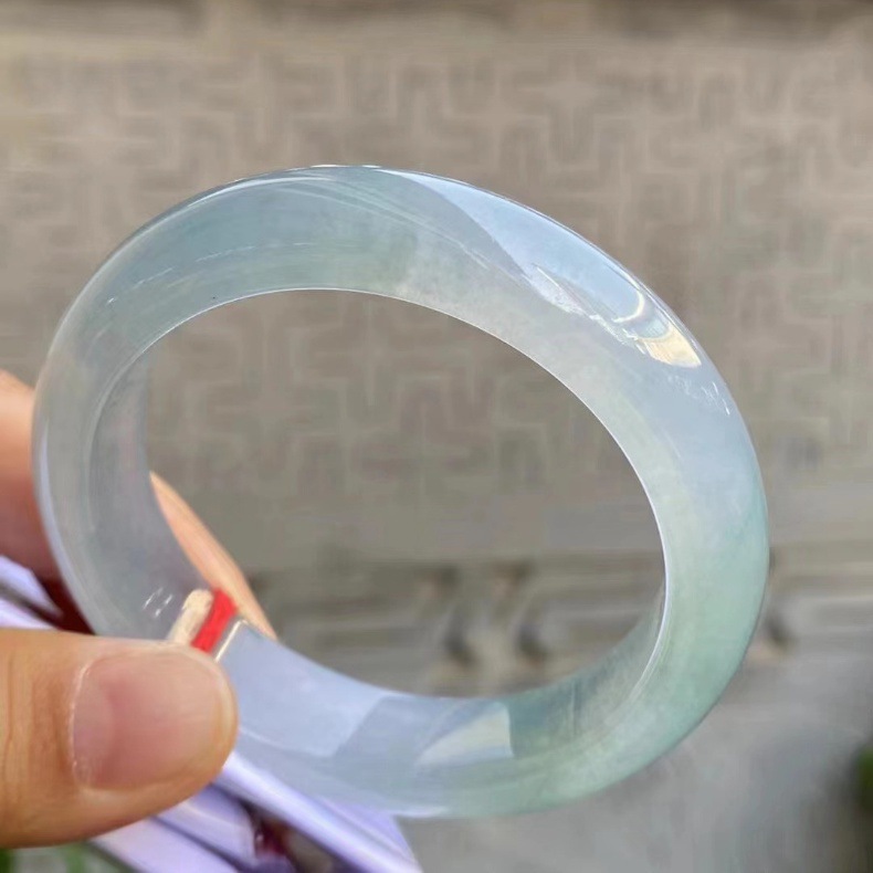 Vòng tay ngọc bích Myanmar cao cấp màu xanh nhạt băng nắng, đường kính trong 52–64 mm chi tiết 1