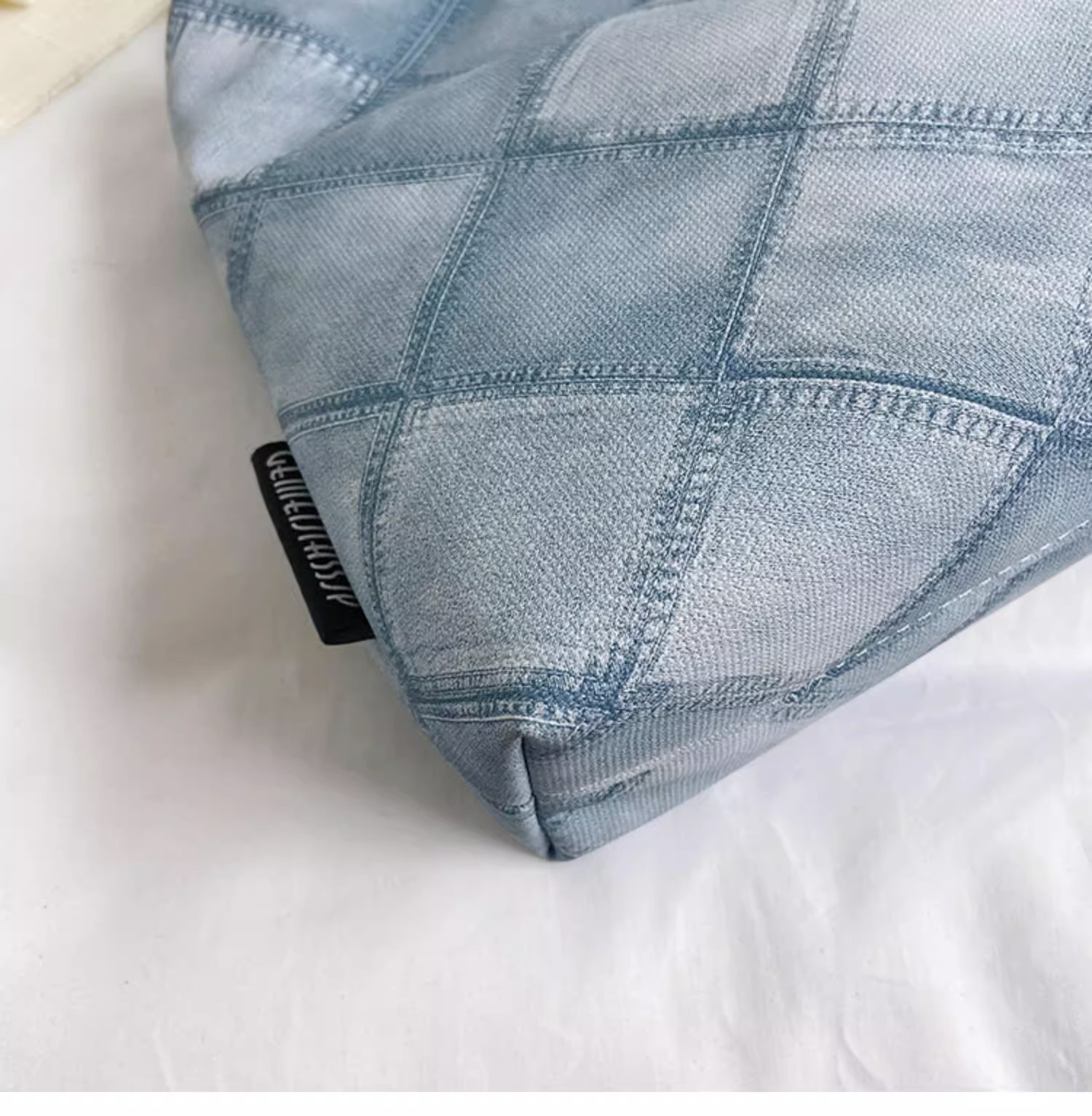 A niche canvas bag with a large capacity for women, a trendy 2023 new style for work, commuting, and student classes, a single-shoulder underarm tote bag undefined