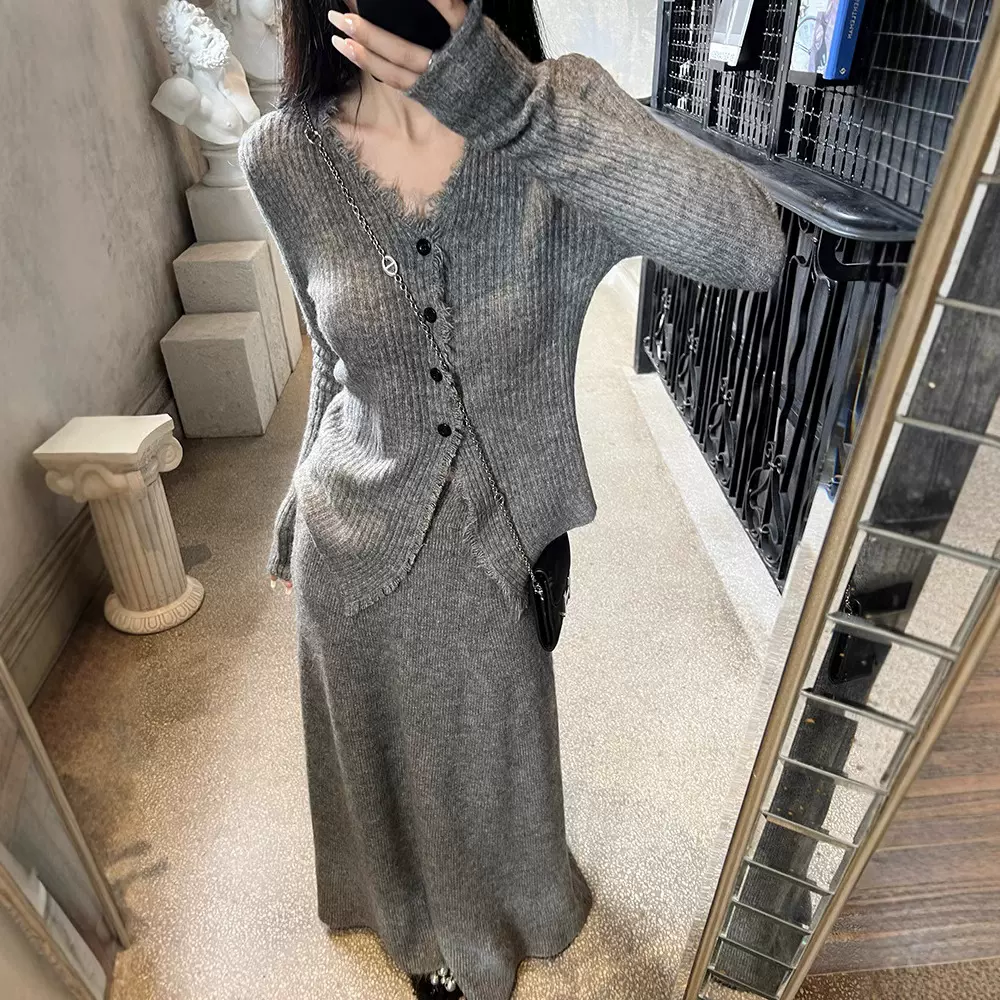 软糯温柔针织套装裙女士秋冬新款V领流苏上衣+中长款半身裙两件套