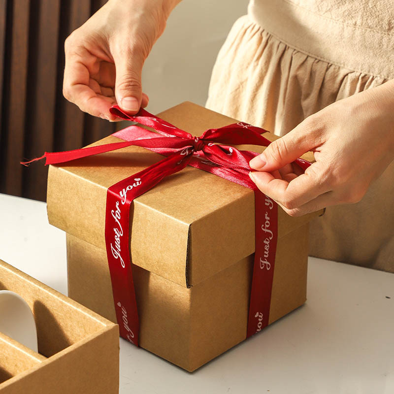 Conjunto de platos Rosas rojas caseras de estilo chino de boda regalo de boda de cerámica conjunto de caja de boda