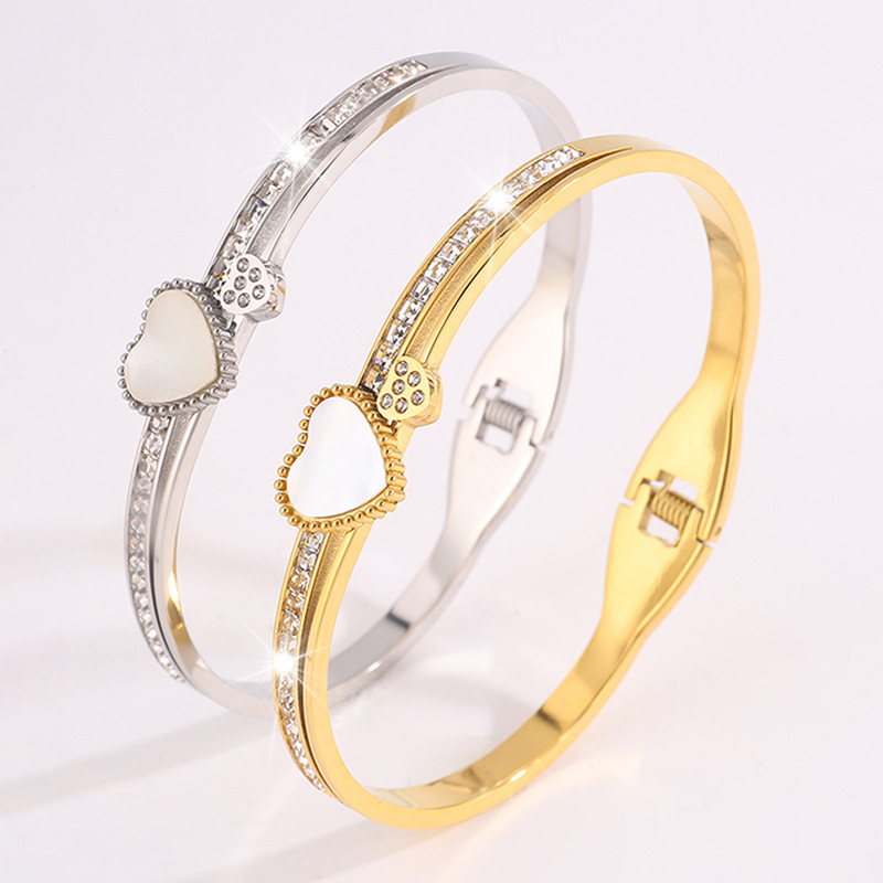 Europa y América de moda amor conchas de perforación elástica abertura pulsera de acero de titanio versión femenina temperamento pulsera de diseño simple