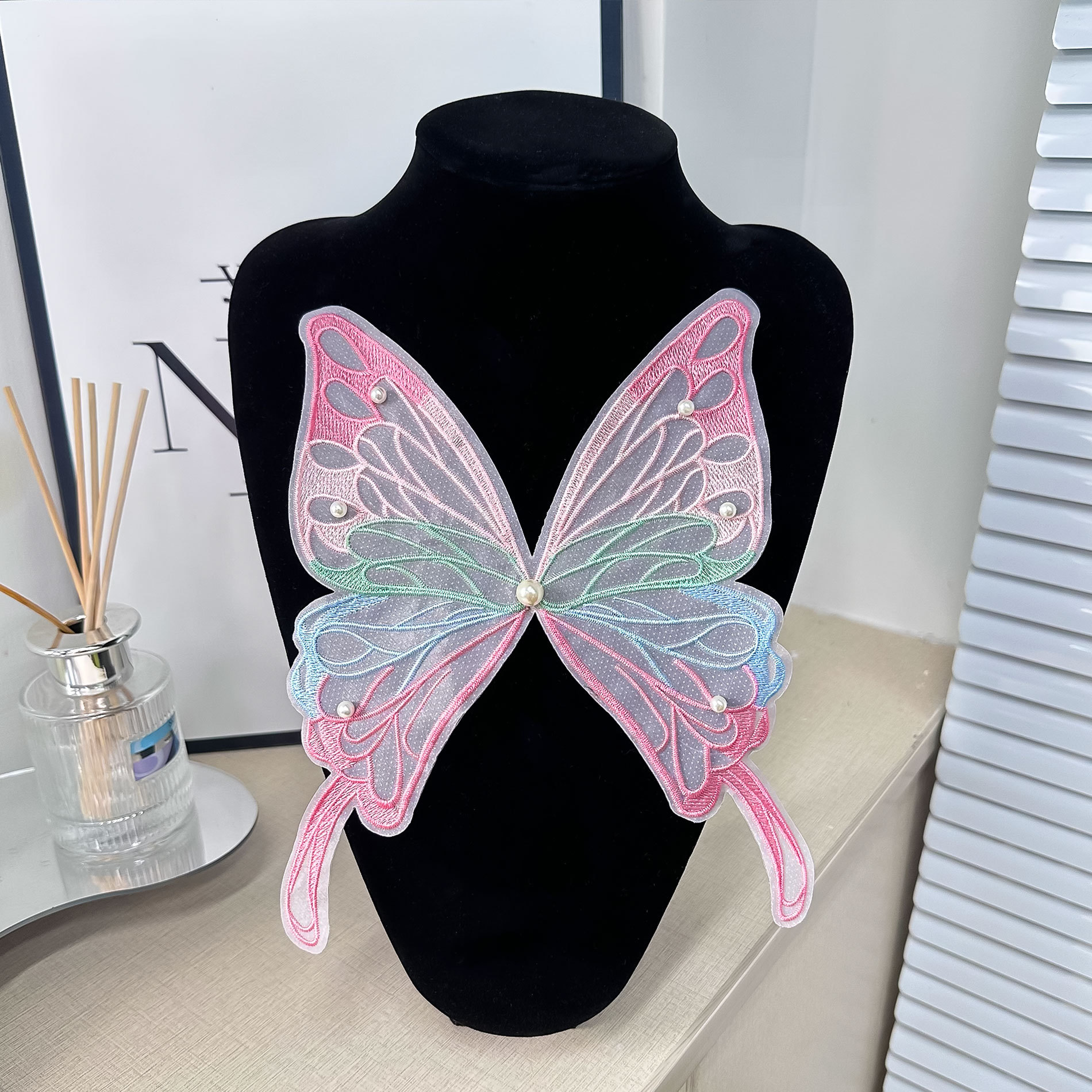 En stock, bordado de organza, colorida mariposa de perlas tridimensional, horquilla no adhesiva, accesorio para el cabello para ropa infantil, decoración de parches de tela