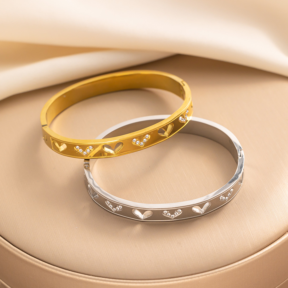 Braccialetti unisex di lusso leggeri a forma di cuore di alta qualità Braccialetti Love Diamond in acciaio al titanio per le donne_voghion.com