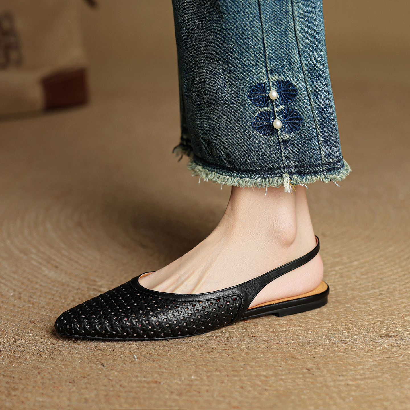 Sandal nữ da bò mũi kín quai sau đế bệt phong cách Hàn Quốc — đen