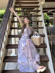 しわ砕花ギャルの背中に首のワンピースを掛けます。女性の夏の休暇ネットの長いスカートはやせて腰のa字のスカートを収めます。