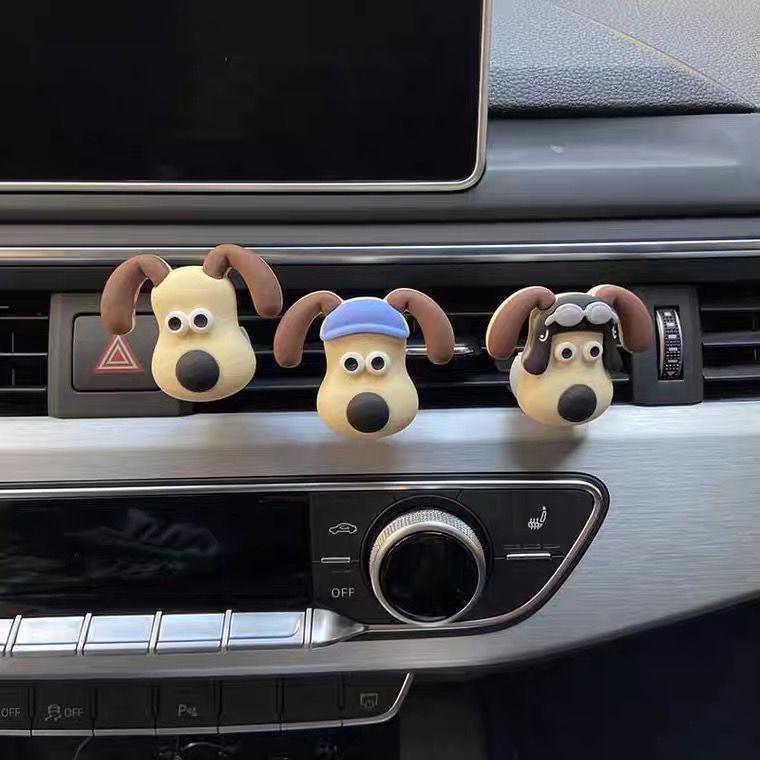 Xiaohongshu Head Dog Adornos de coche Dibujos animados Coche lindo Perfume Aromaterapia Aire acondicionado Salida de aire Decoración nicho