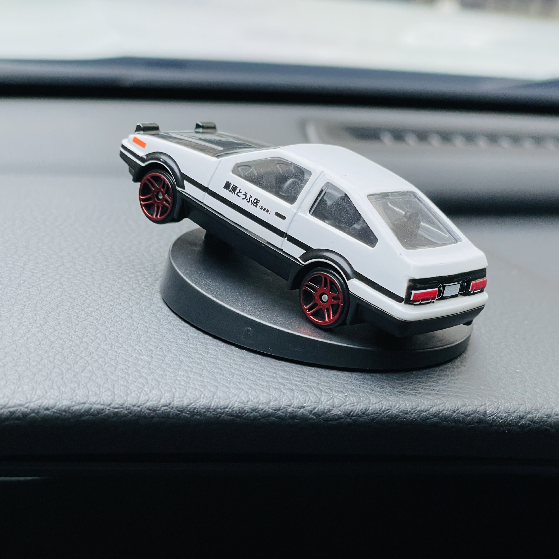 폭발 AE86 드리프트 자동차 회전 장식품 합금 자동차 모델 센터 콘솔 하이 엔드 자동차 펜던트 장식품 도매