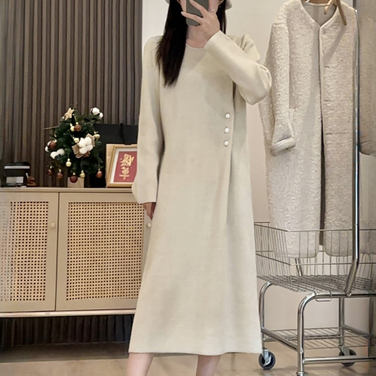 A 300-pound French-style long-sleeved dress for women in autumn and winter. Pair it with a round-neck base layer and a long skirt. 2
