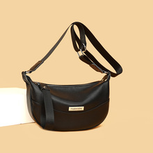 荔枝纹真皮斜跨女包包2025新款简约宽肩带饺子包厂家批发单肩包