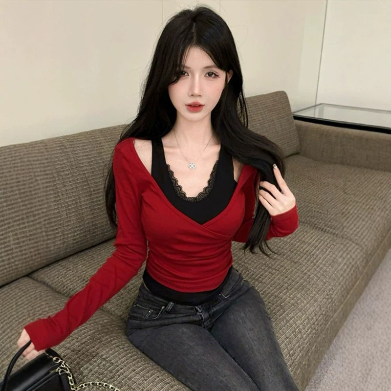 Lace faux two-piece base shirt for women, autumn and winter 2026 new model, red inner layer, short V-neck, pure and alluring long-sleeve top