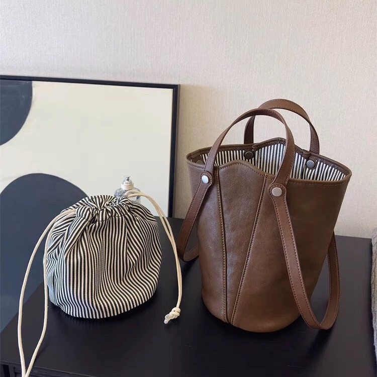 Niche Designer 2026 Autumn and Winter New Women's Light Luxury Bucket Bag Large Capacity Commuter Crossbody Bag for Women