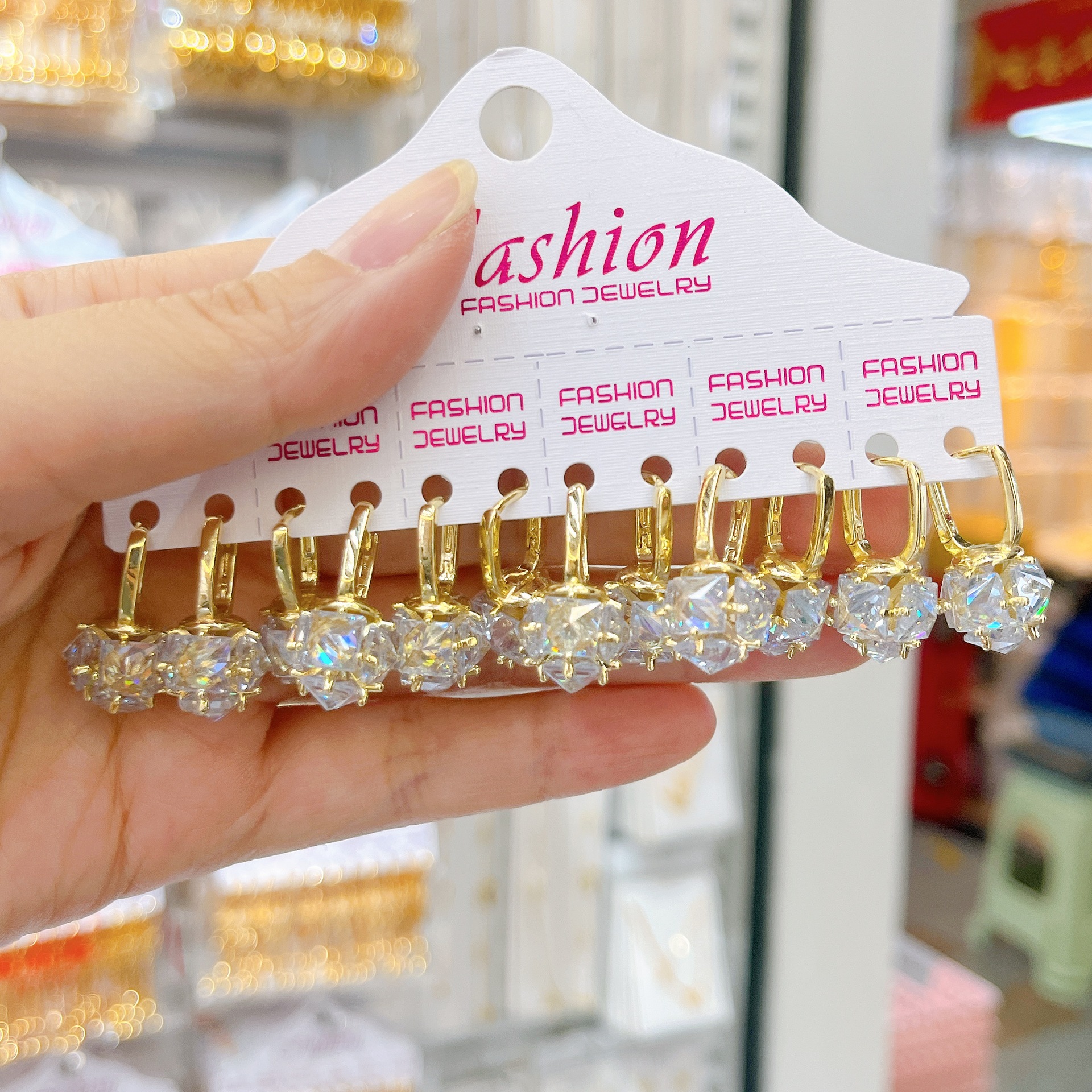 Aretes transfronterizos de diamante de zirconio nuevo temperamento de alta sensación aretes de aretes de aretes de lujo ligero diseño de aretes para mujeres