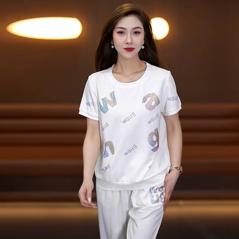Trajes deportivos casuales para mujeres verano 2025 nuevo estilo de moda extranjera para reducir la edad de la madre pantalones de manga corta falsos dos piezas