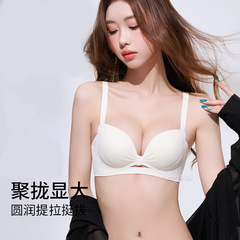 無痕下着の女性は小胸を集めて大きいサイズを収めて副乳を収めて垂れ下がることを防ぎます。