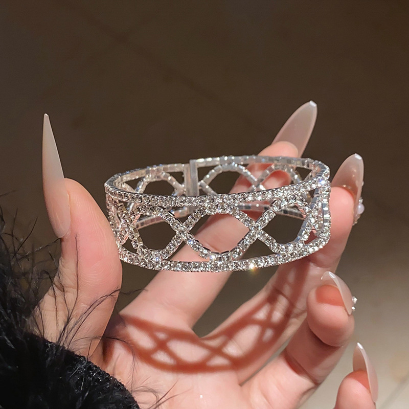 欧米のクロスボーダーにジルコンを入れて、ブレスレットを開けます。