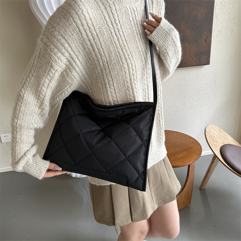 Bolsa de hombro de color sólido simple y de gran capacidad para mujeres otoño y invierno 2024 nuevo estilo versátil bolso de mano casual