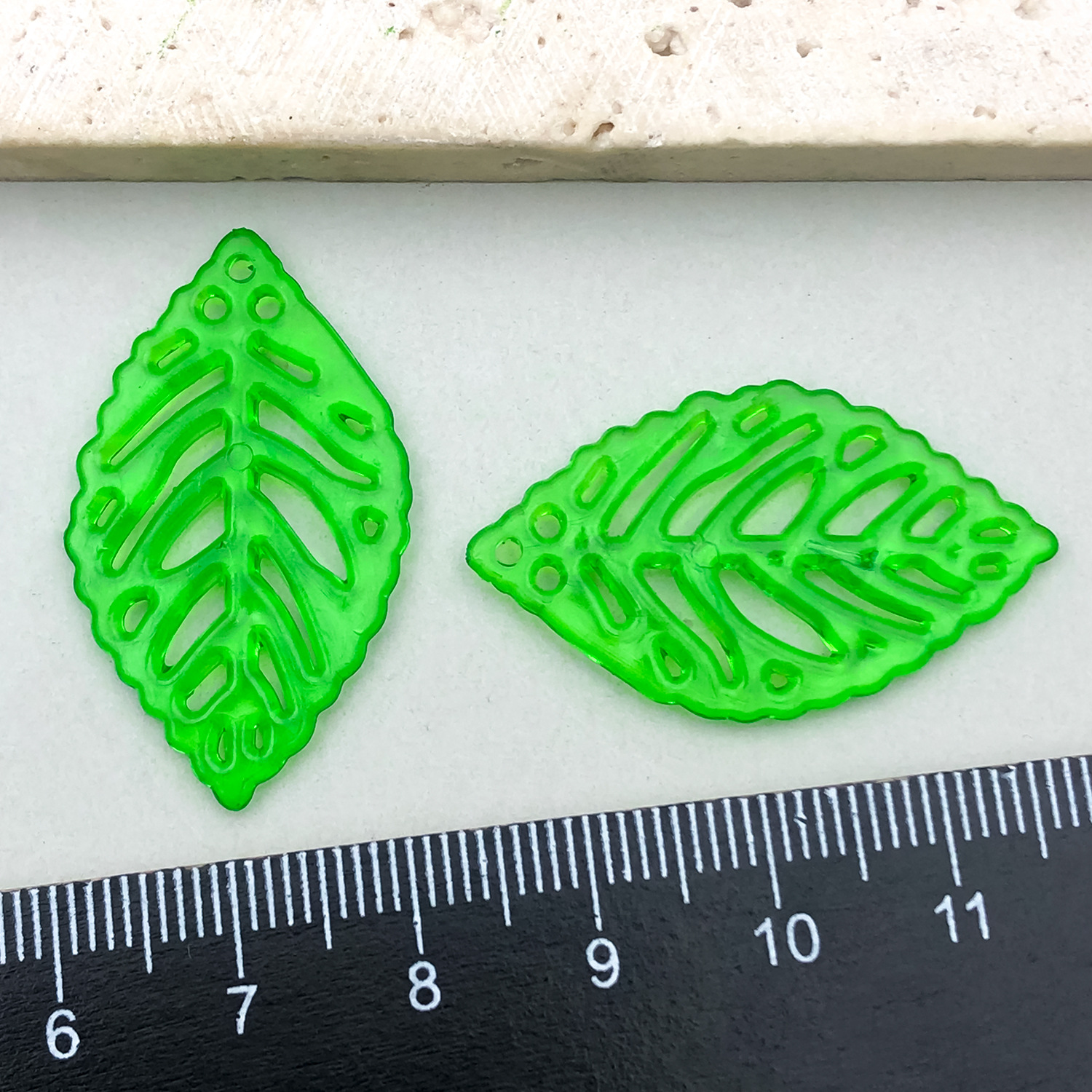Simulación perforada chapada en color hoja de arce hoja verde hoja de uva accesorios de acrílico transparente hecho a mano pulsera decorativa de bricolaje cuentas