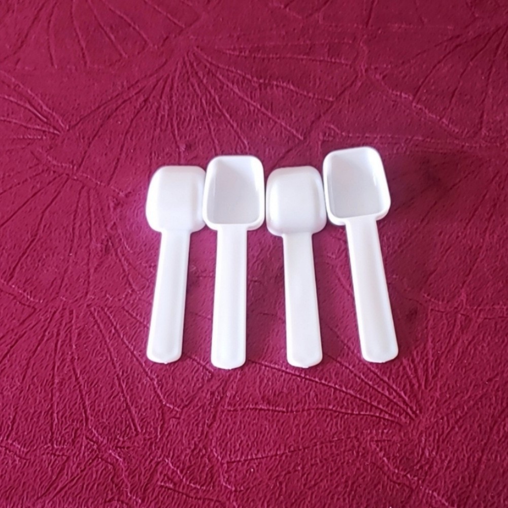 Caja de condimento de plástico de cuatro compartimentos tipo prensado integrada con condimento de cucharas para cocina casera caja de almacenamiento de condimento combinada