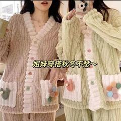 コーラルベルベットのパジャマセット女性の冬の新しいモデルは、暖かい柔らかい綿の外にカーディガンの甘い家庭服を着ている女性を厚くします