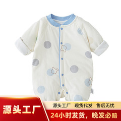 赤ちゃんの連体服秋冬綿を挟んで保温します。