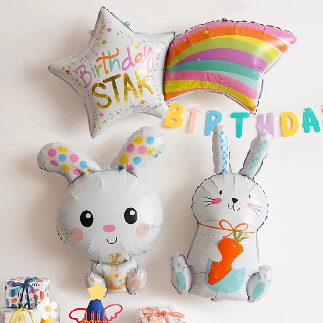 Decoração com balões metalizados com tema de coelhinho, estilo Instagram, para a festa de aniversário de um ano do bebê._voghion.com