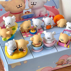 ラインの子犬のブラインドの箱の喜びの連続のシリーズの手は周辺のかわいいぬいぐるみのデスクトップを飾って誕生日のプレゼントを飾ります。