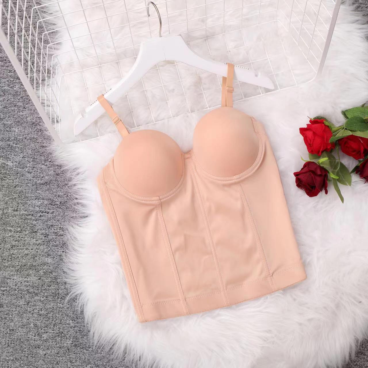 ストラップのベストの女性の下着は底を打ちます。