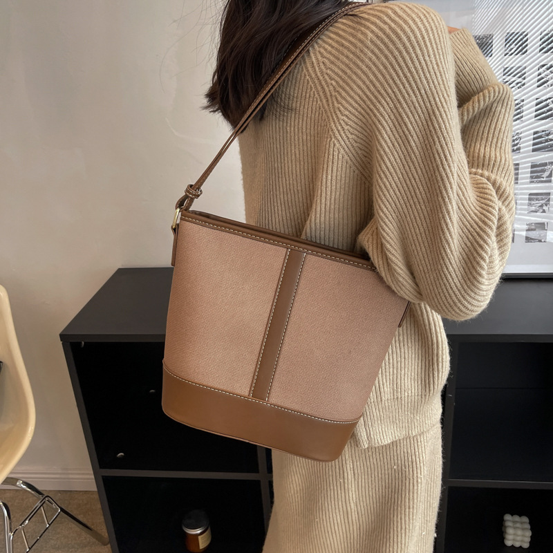 Bolsa de viaje de gran capacidad para mujeres otoño / invierno 2025, nuevo nicho de bolsas de cubo de color, bolsas de hombro de moda retro image 5