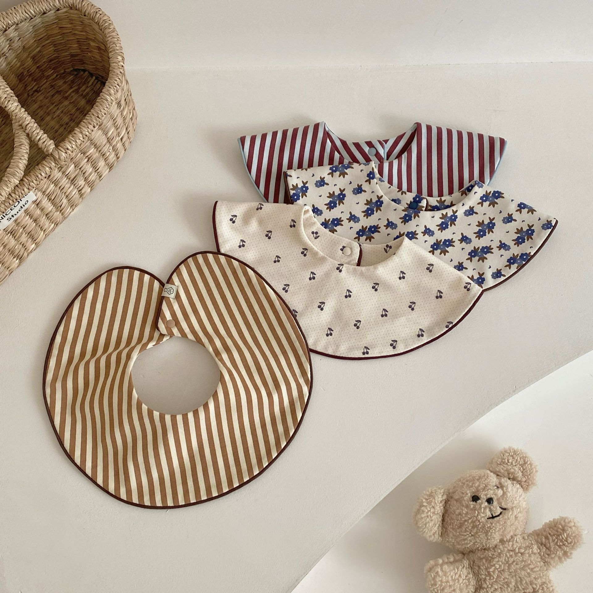 Bebek Emeği Önlüğü Saf Pamuk A Sınıfı Emici Erkek Kız Bebek Çift Yüzlü Biyeli Yaka Yuvarlak Önlük Dört Mevsim Modeli