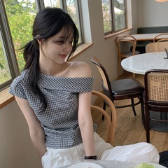 韓国のシックな夏の新しい甘いガーリーでファッショナブルな多用途デザインのプリーツスラッシュネックオフショルダーチェック柄シャツ