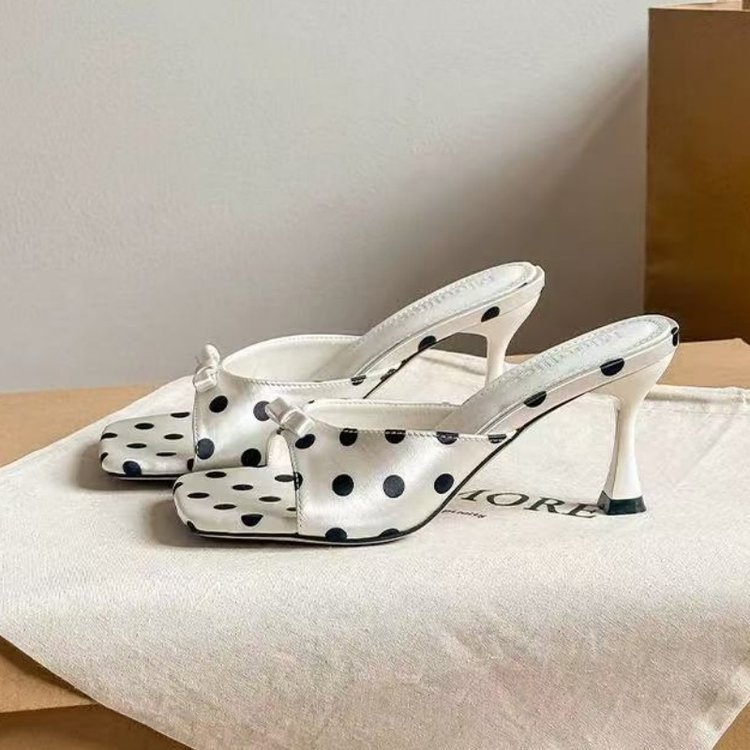 Cabeza cuadrada hermosa sandalias de tacón alto mujeres grasa pies anchos 2026 verano nuevo nicho de diseño de arco ondulado zapatillas frías image 6