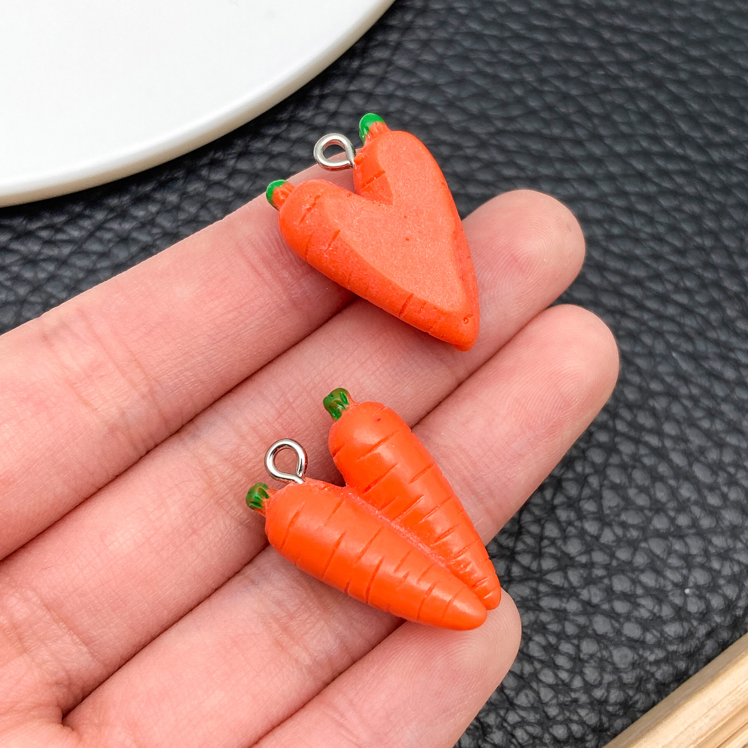 23900-H-橘色树脂蔬菜系列胡萝卜25x16x10mm-