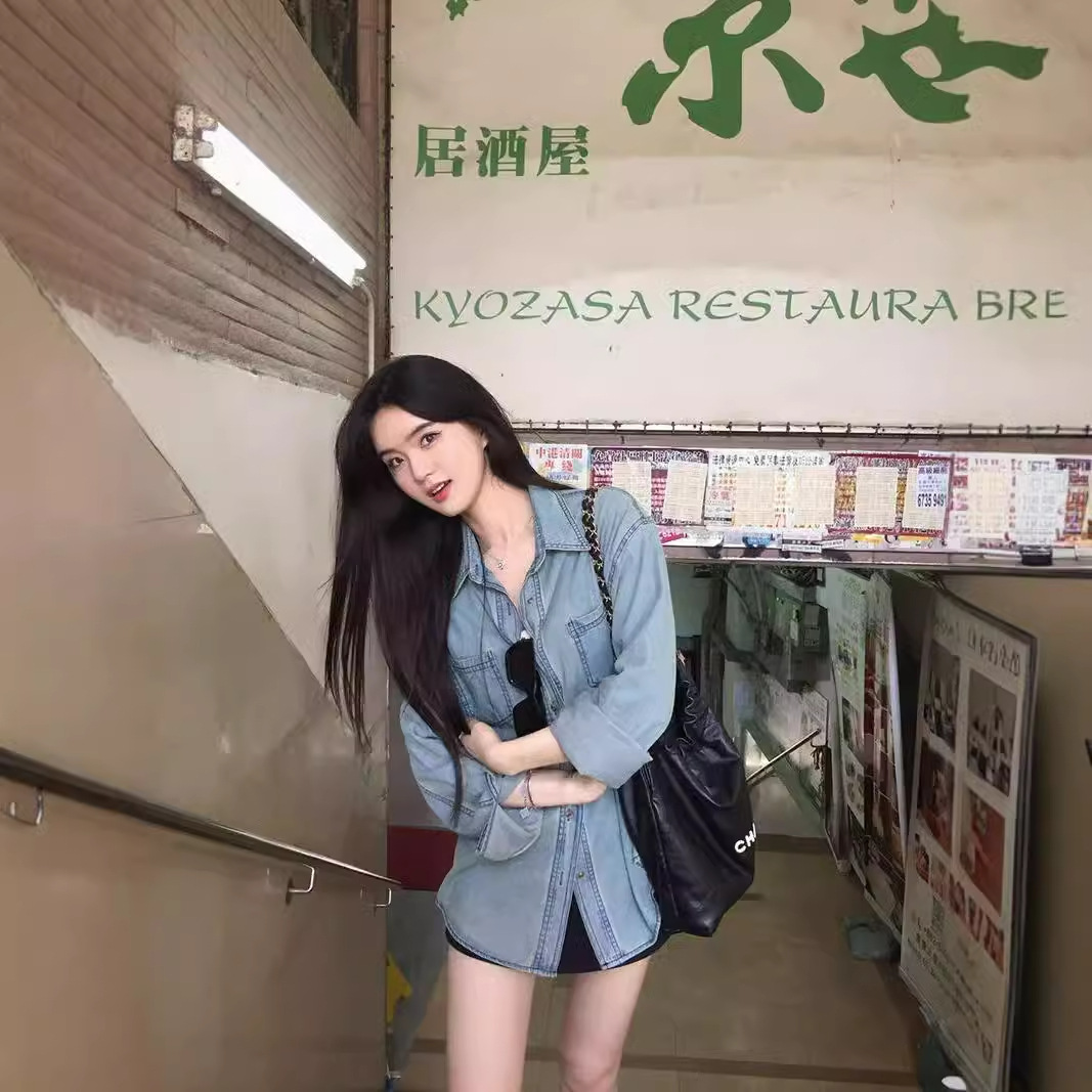 가을 2024 년 새로운 도착 다양한 패션 복고풍 감각 디자인 센스 느슨한 통근 긴 소매 데님 셔츠