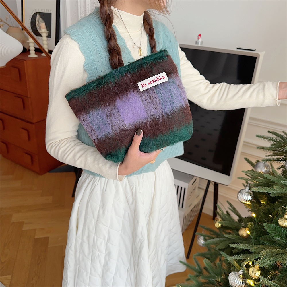 The 311023 ins Korean style checkered retro simple large-capacity woolen makeup bag is paired with a pocket purse full figure
