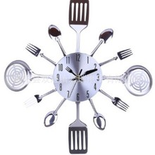 2025年适合小量批发厨房主题刀叉造型金属静音挂钟大小尺寸都有