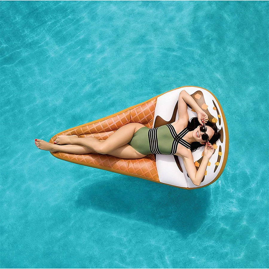 Производитель поставляет надувное мороженое с плавающими рядами надувное мороженое мороженое с фруктовым мороженым