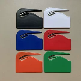 塑料盒;裁纸刀;医药箱