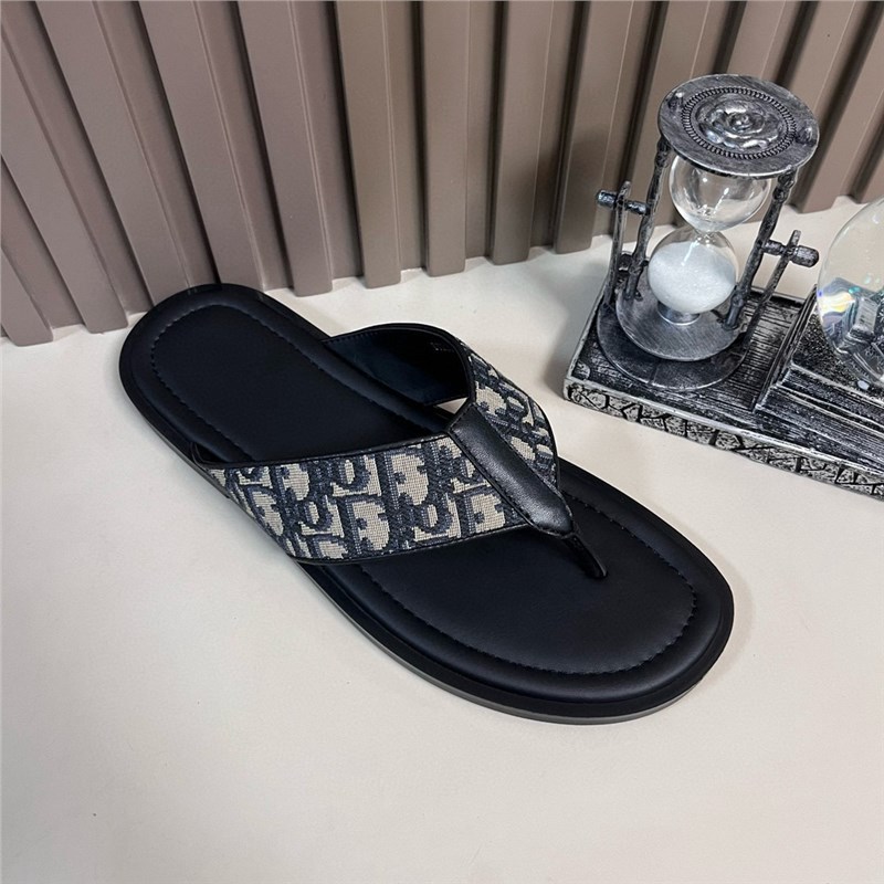 Estación europea 2025 chanclas de verano para hombres, sandalias y zapatillas de moda para hombres de marca de moda, sandalias de un solo carácter fuera de la playa