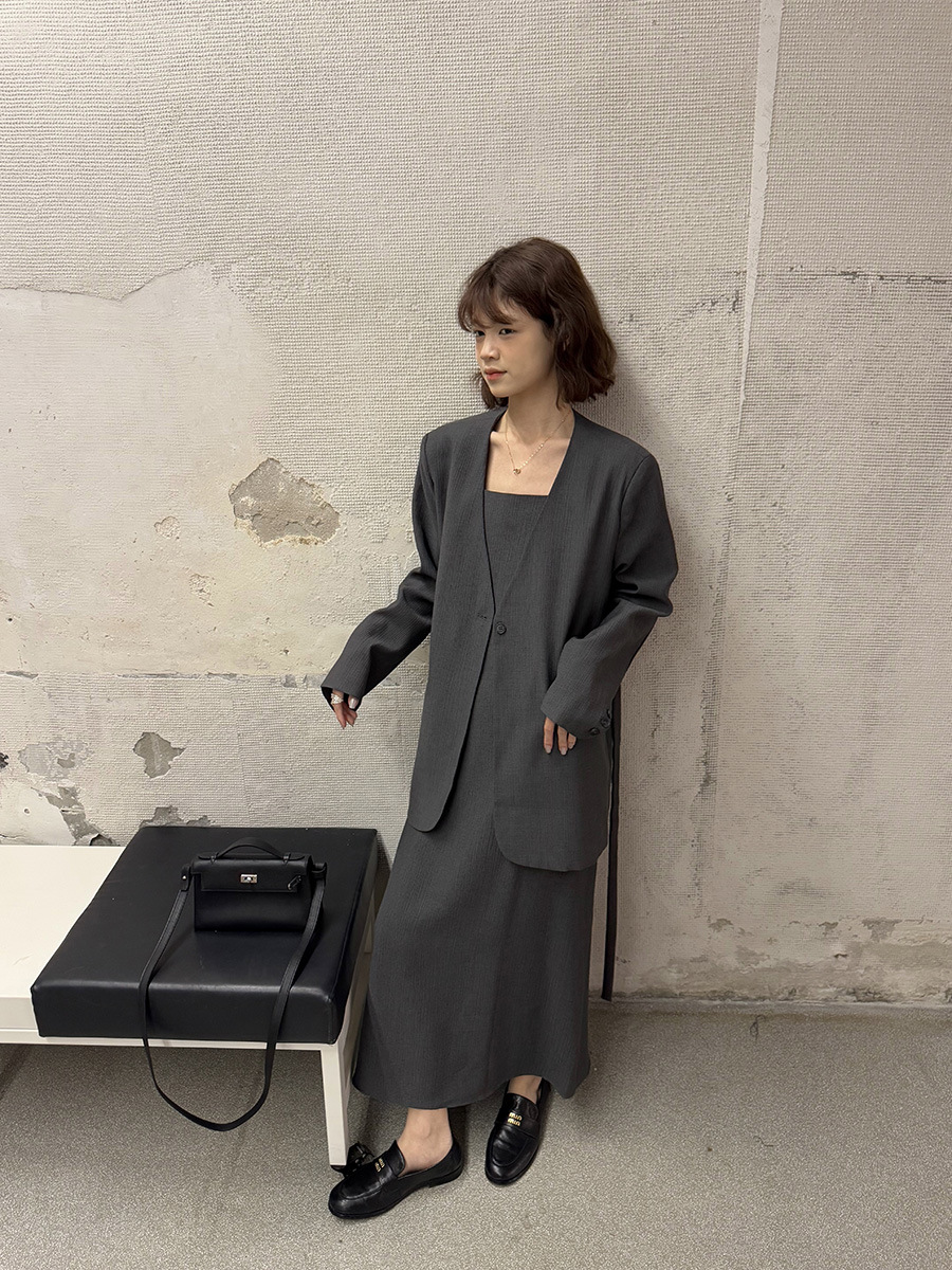 黎諾の早春の新型のスーツのコートのサスペンダーのスカートの2つのセットの女性の2025韓国版の灰色のファッションの気質のスーツ