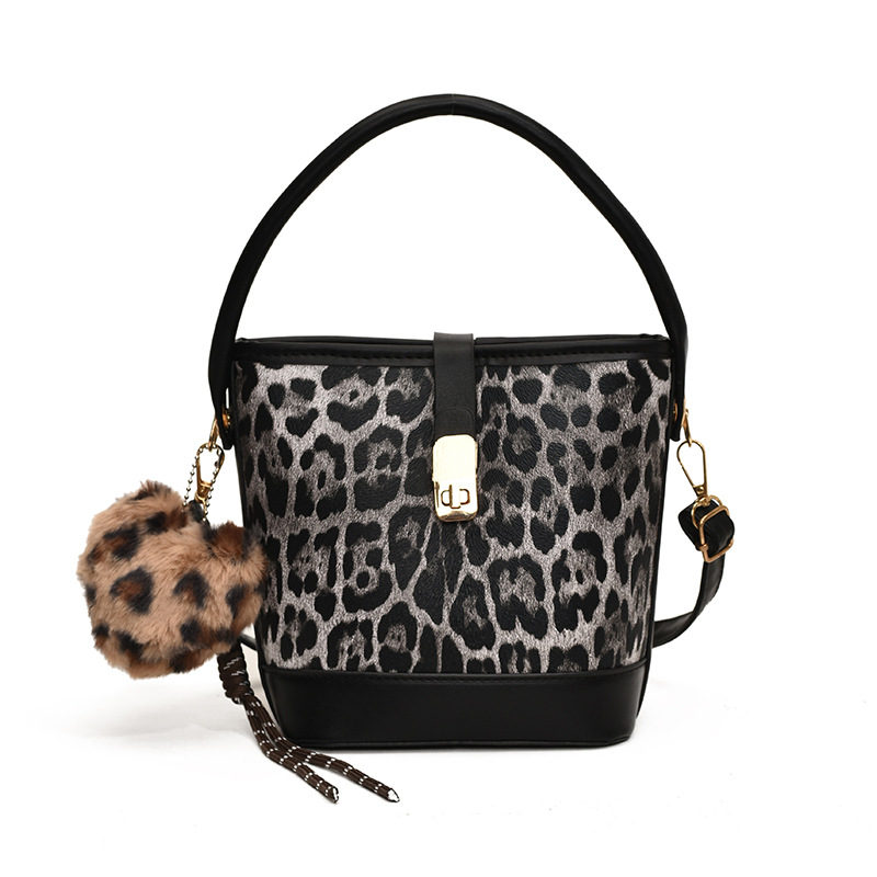 Bolso popular de este año para mujeres otoño invierno 2024 nuevo patrón de leopardo nicho mochila casual bolso de cubo de agua