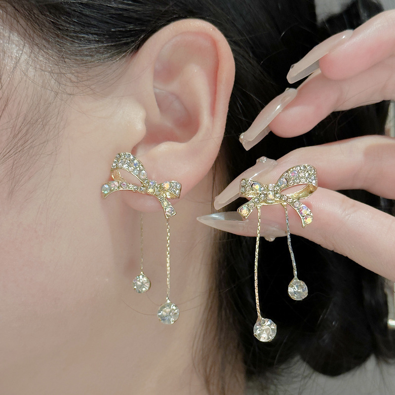 Pendientes asimétricos de tendencia 2023 Pendientes de niña de temperamento dulce Pendientes de lazo súper flash de diamantes coreanos