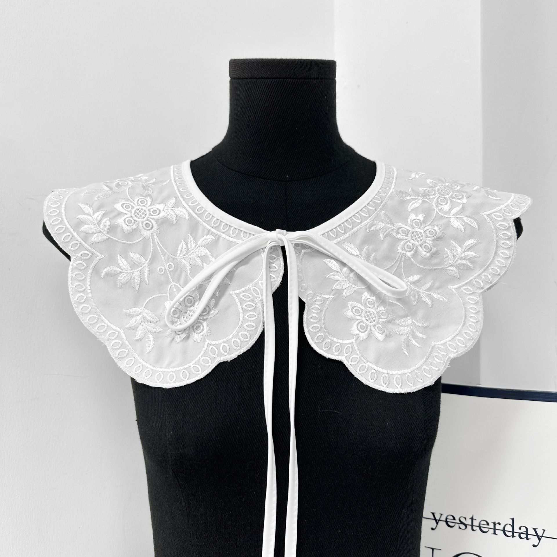 Collar falso de primavera y verano exquisito bordado en blanco y negro ropa de mujer vestido de suéter a juego collar decorativo transfronterizo dedicado para el comercio electrónico