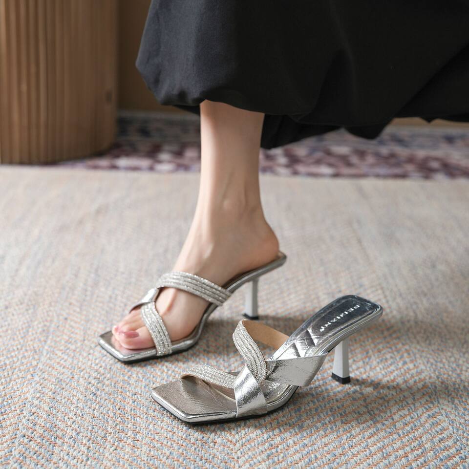 Dép sandal nữ quai ngang mũi vuông hở ngón đính đá hình rắn, gót cao 6–8 cm — Màu bạc, Màu hồng nhạt, Màu trắng ngà