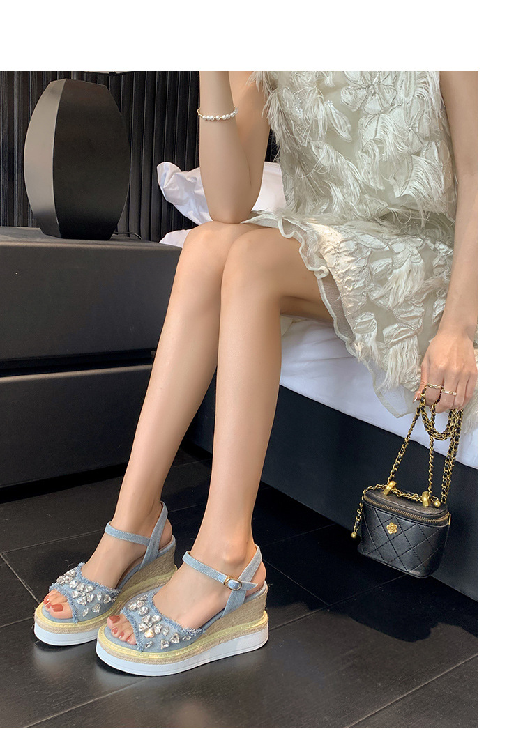 Sandal cao gót nữ đế xuồng mũi hở, quai ngang đính đá, chất liệu denim phối đế cói — Cao bồi xanh chi tiết 3