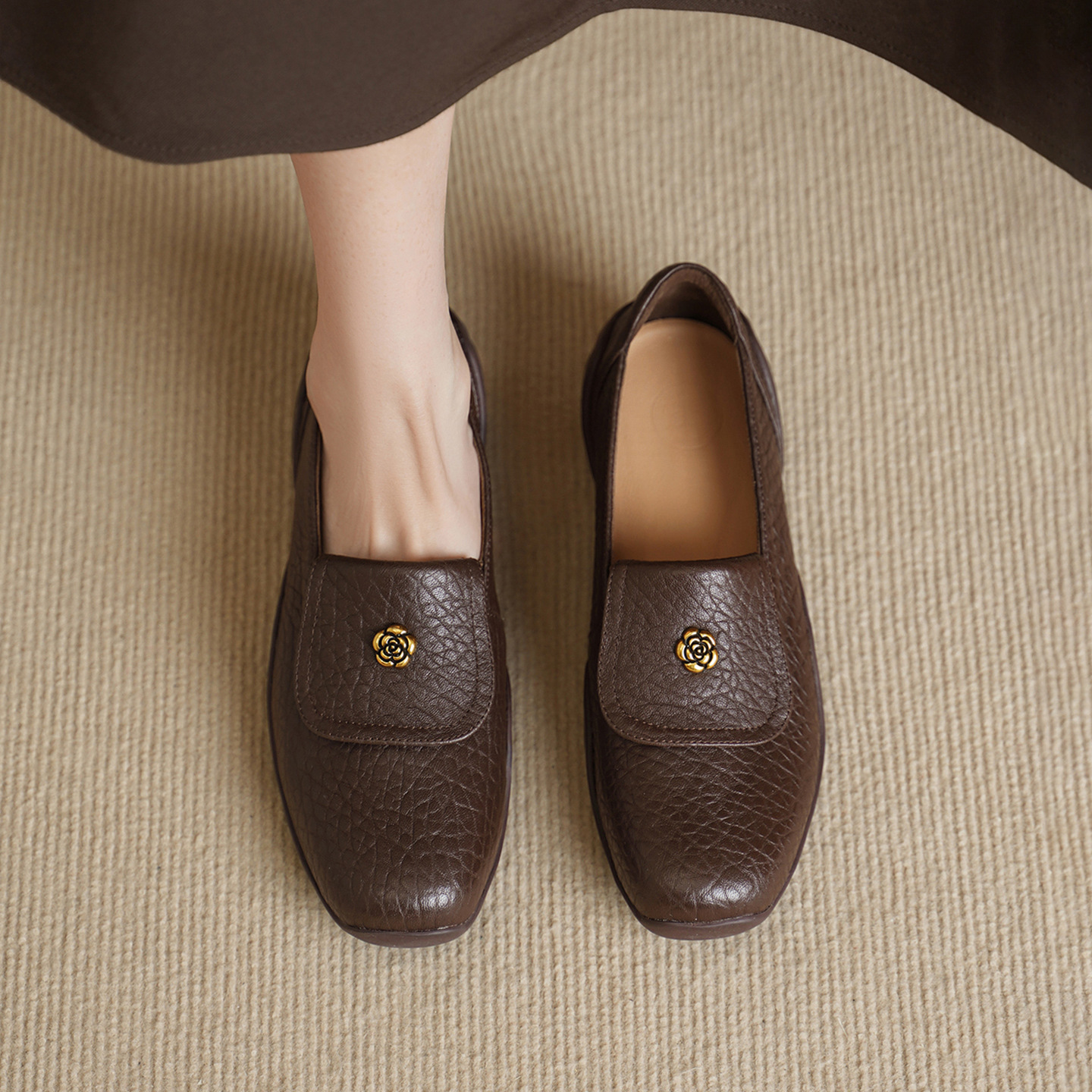 Giày loafer nữ da dê mũi tròn, gót thấp 3 cm, hoa nổi, phong cách cổ điển — màu nâu