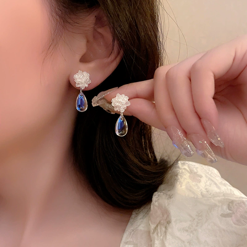 Свежие серьги, украшенные цветами